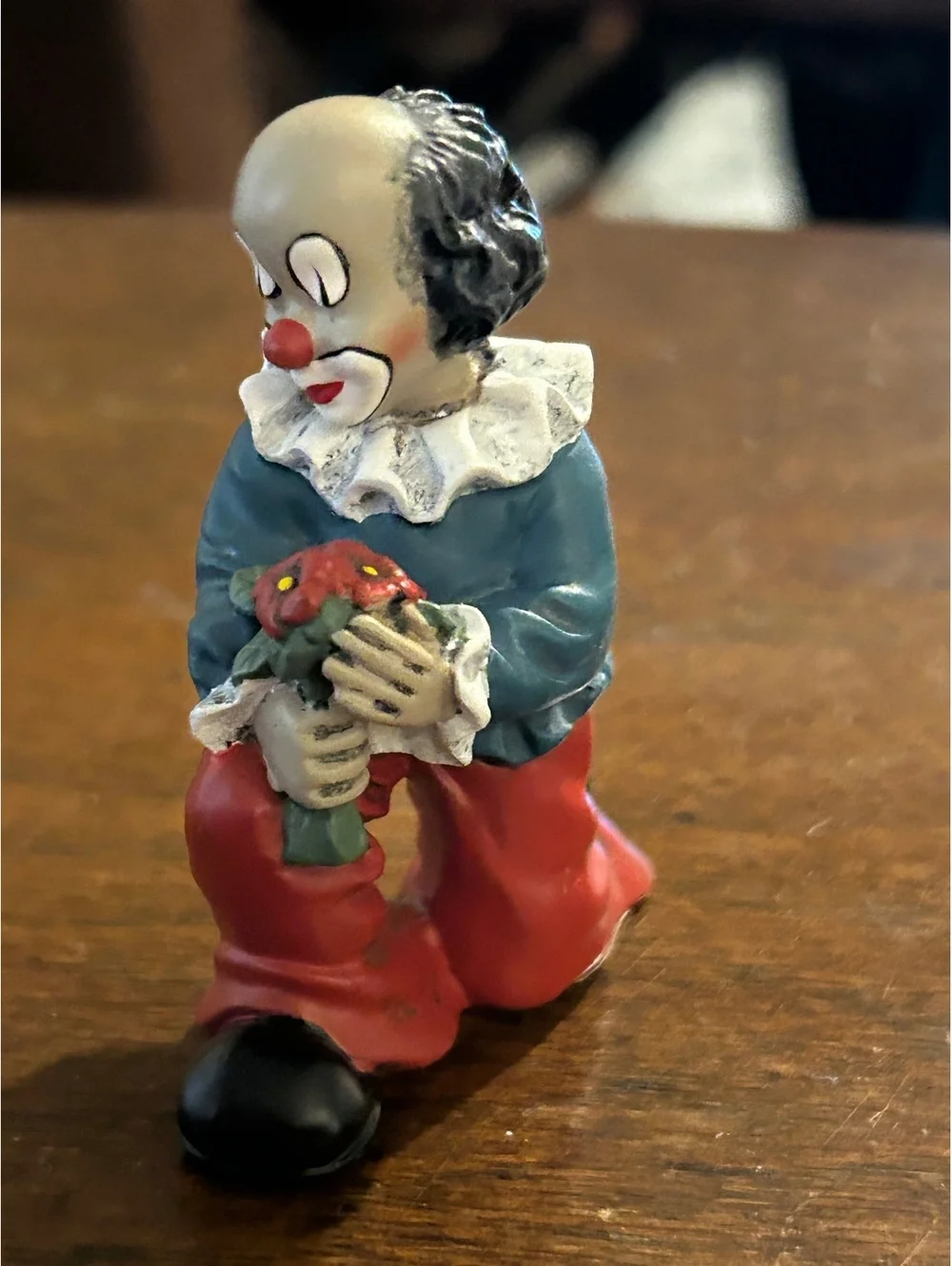 Vintage Gilde Handwerk Clown Figurine Holding Flowers